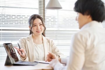 説明する女性