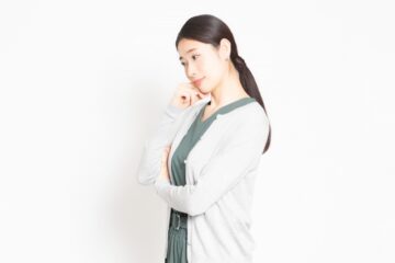 悩む女性
